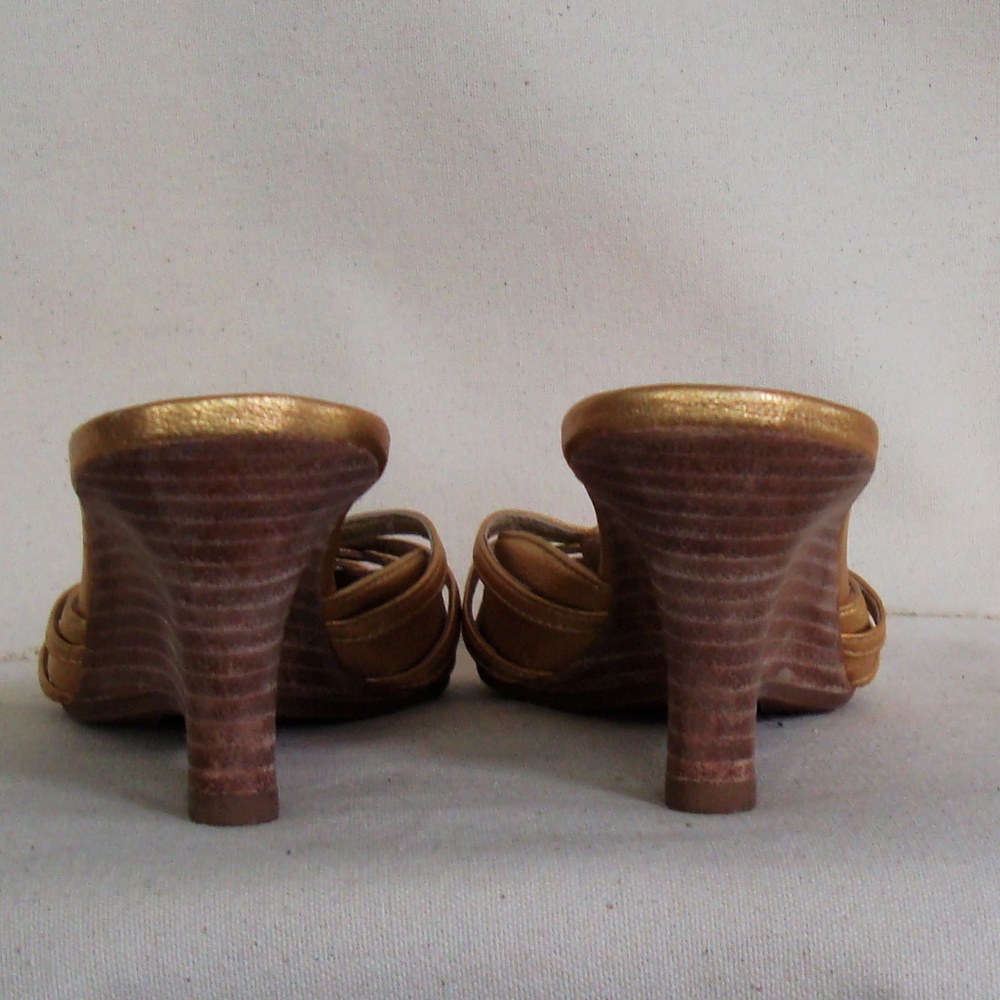 Gold leather low heel wedge mules - Picture 4 of 5